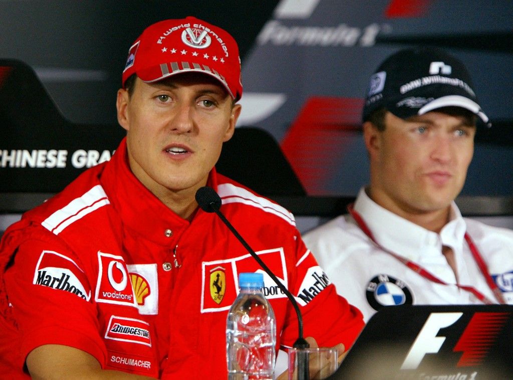 Michael Schumacher (balra) és öccse, Ralf egy 2004-es F1-futamon