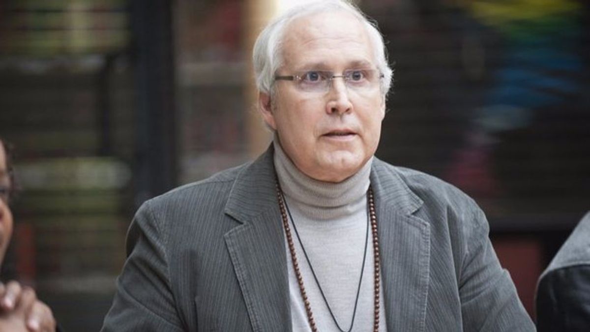 Chevy Chase lezuhant a színpadról és térdsérülést szenvedett - videó