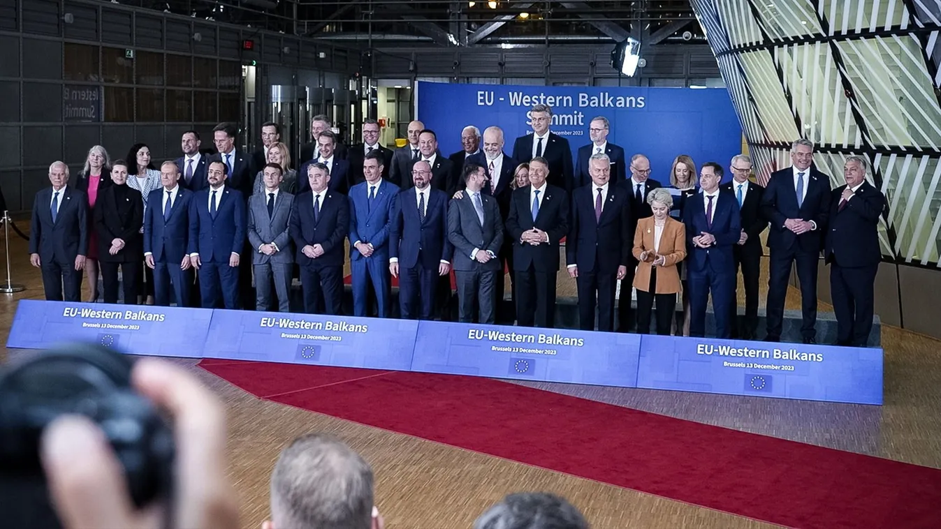 Körbevették Orbán Viktort Európa vezetői...