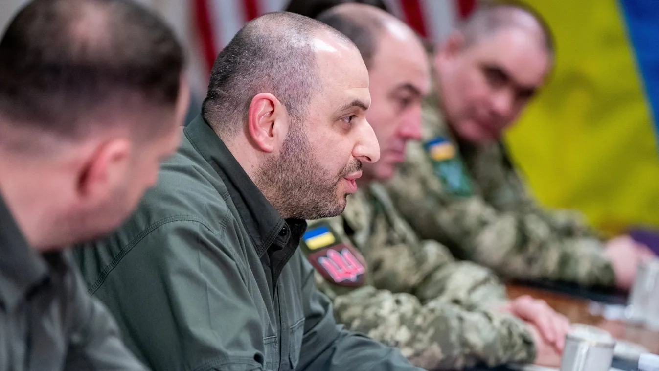 Az ukrán hadügyminiszter kiment a frontra