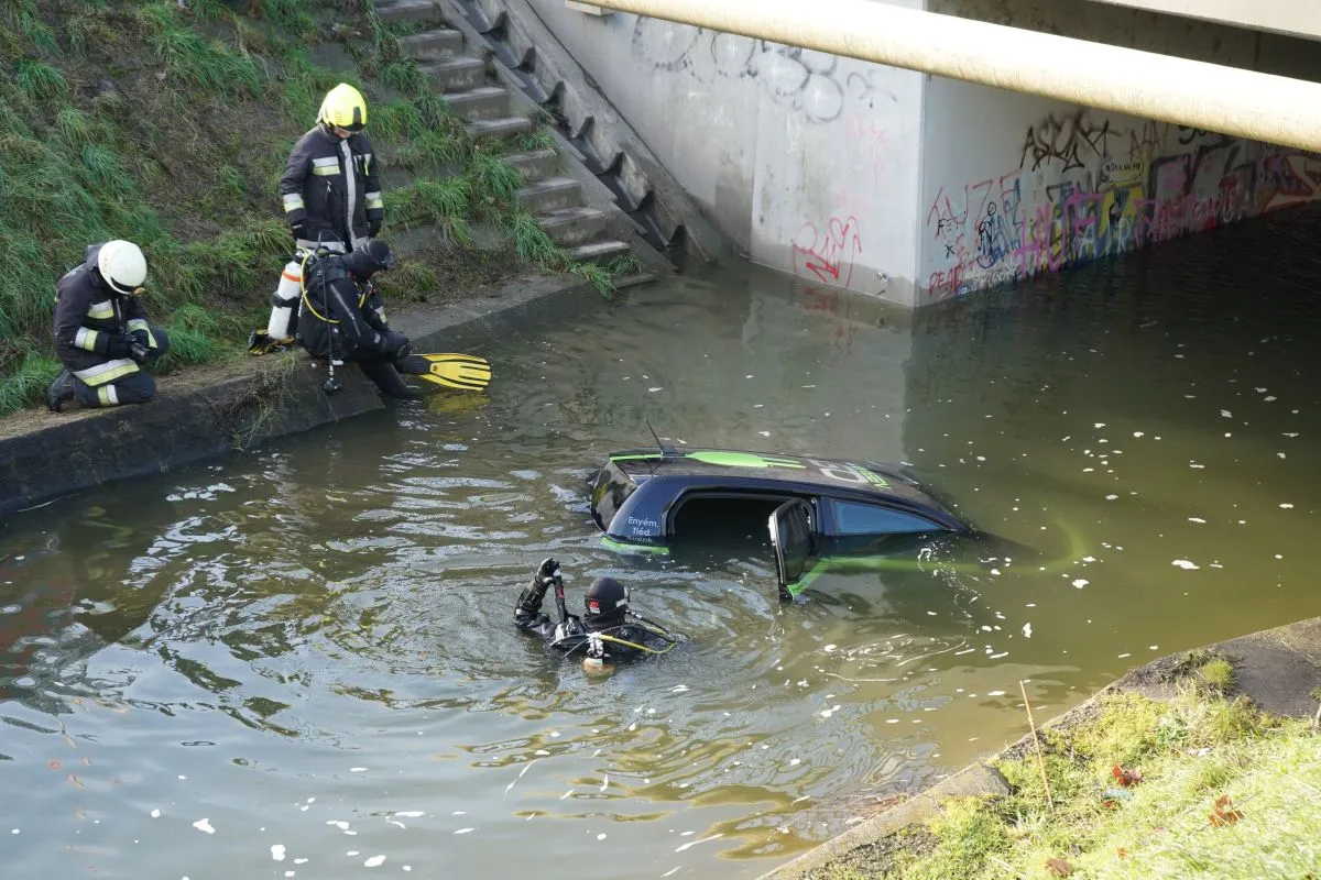Patakba csúszott egy autó a főváros III. kerületében