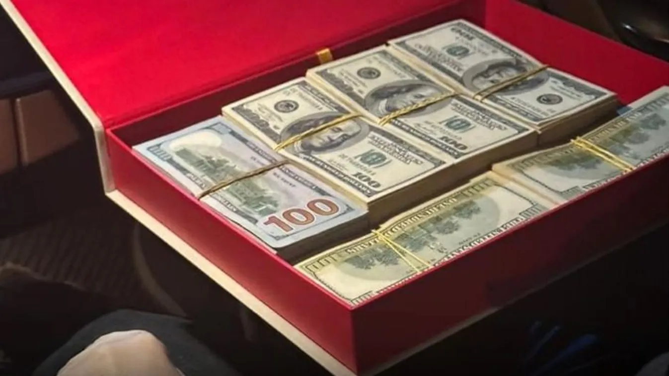 Bőröndnyi dollár próbált vesztegetni Zelenszkij szövetségese