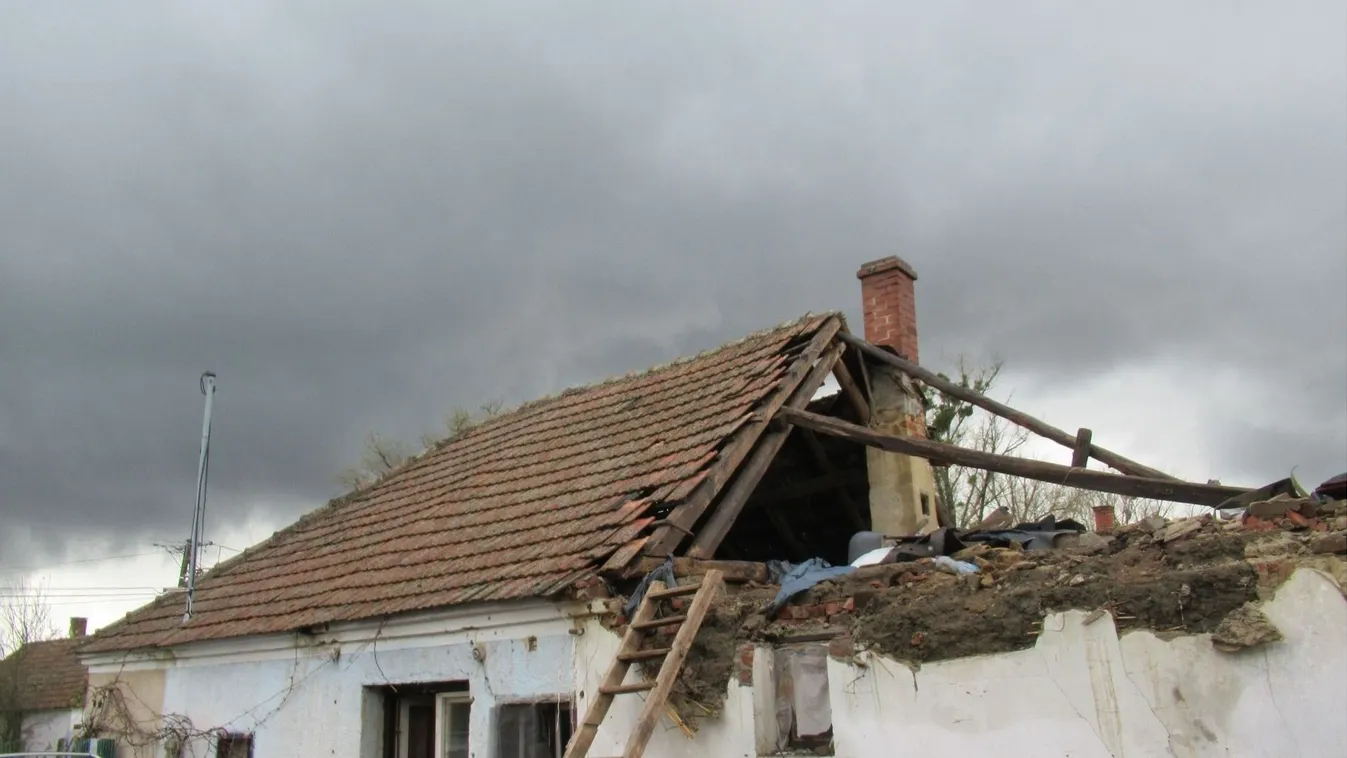 Összedőlt házuk romjai között karácsonyozik egy idős pár