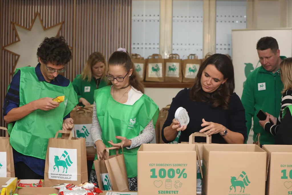 Novák Katalin hajléktalanokat segít