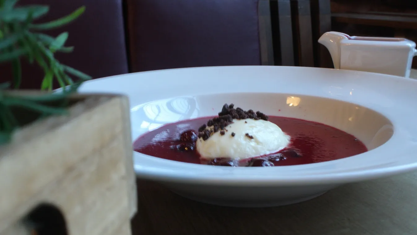 Megkóstoltuk Karikó Katalin kedvenc meggylevesét