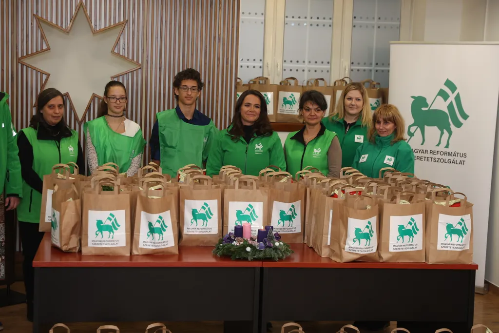 Novák Katalin hajléktalanokat segít