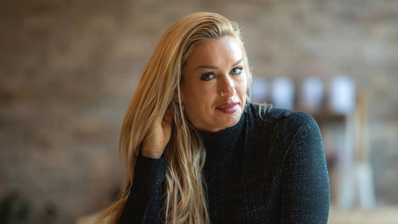 Kínos: Párnahuzattal szexizett Molnár Anikó