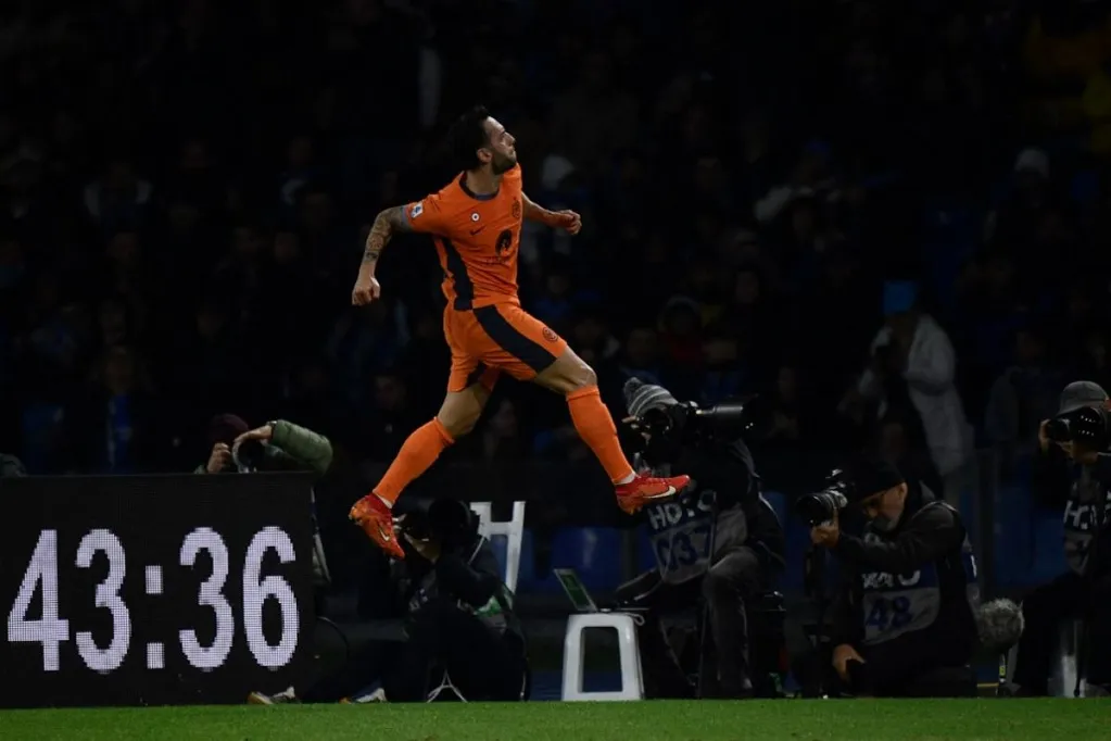 Hakan Calhanoglu vasárnap is gólt lőtt a Napoli-Inter (0-3) rangadón
