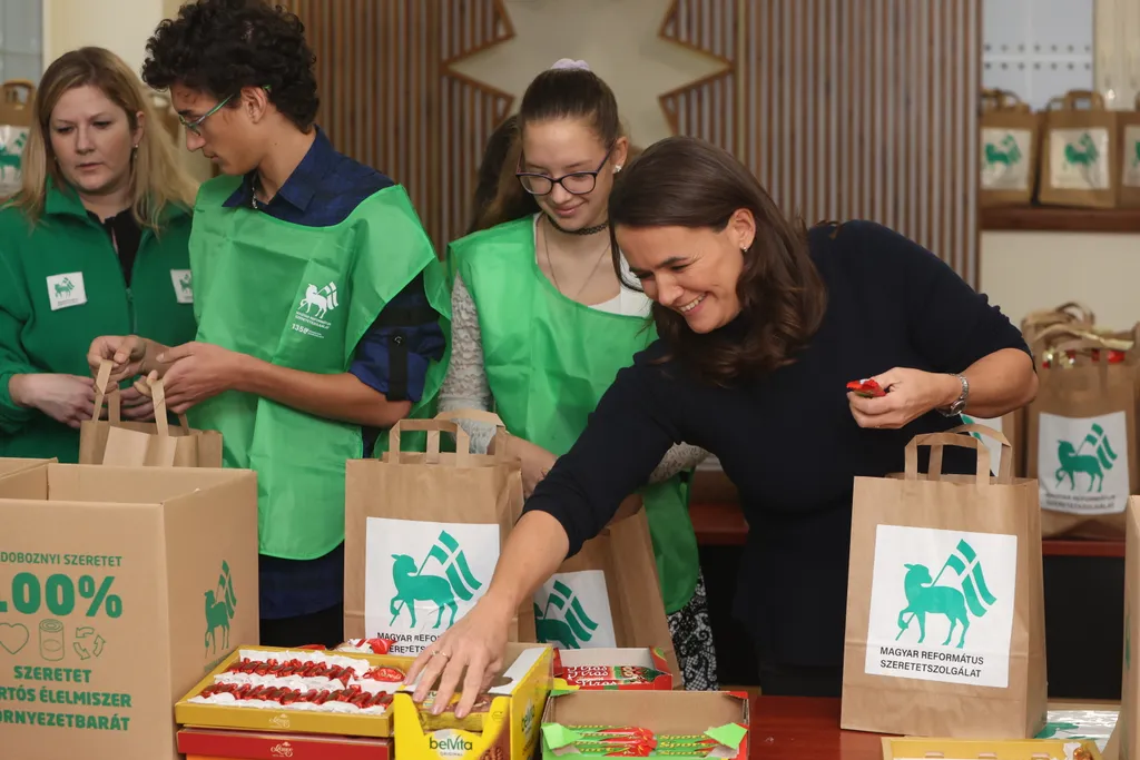 Novák Katalin hajléktalanokat segít