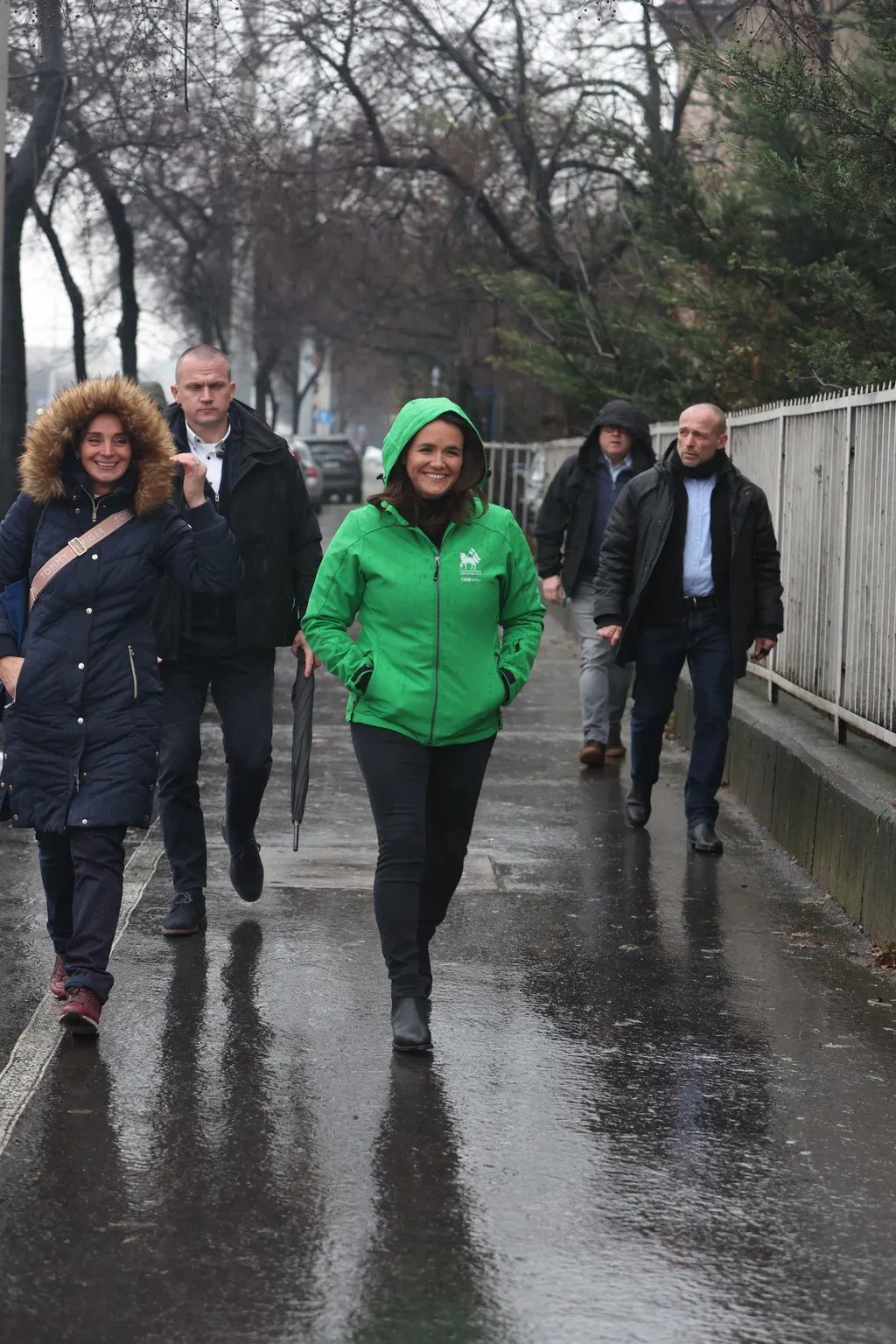 Novák Katalin hajléktalanokat segít