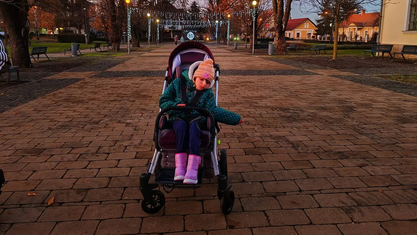 Adventi vásárba vezetett Karola első útja az új kocsijával