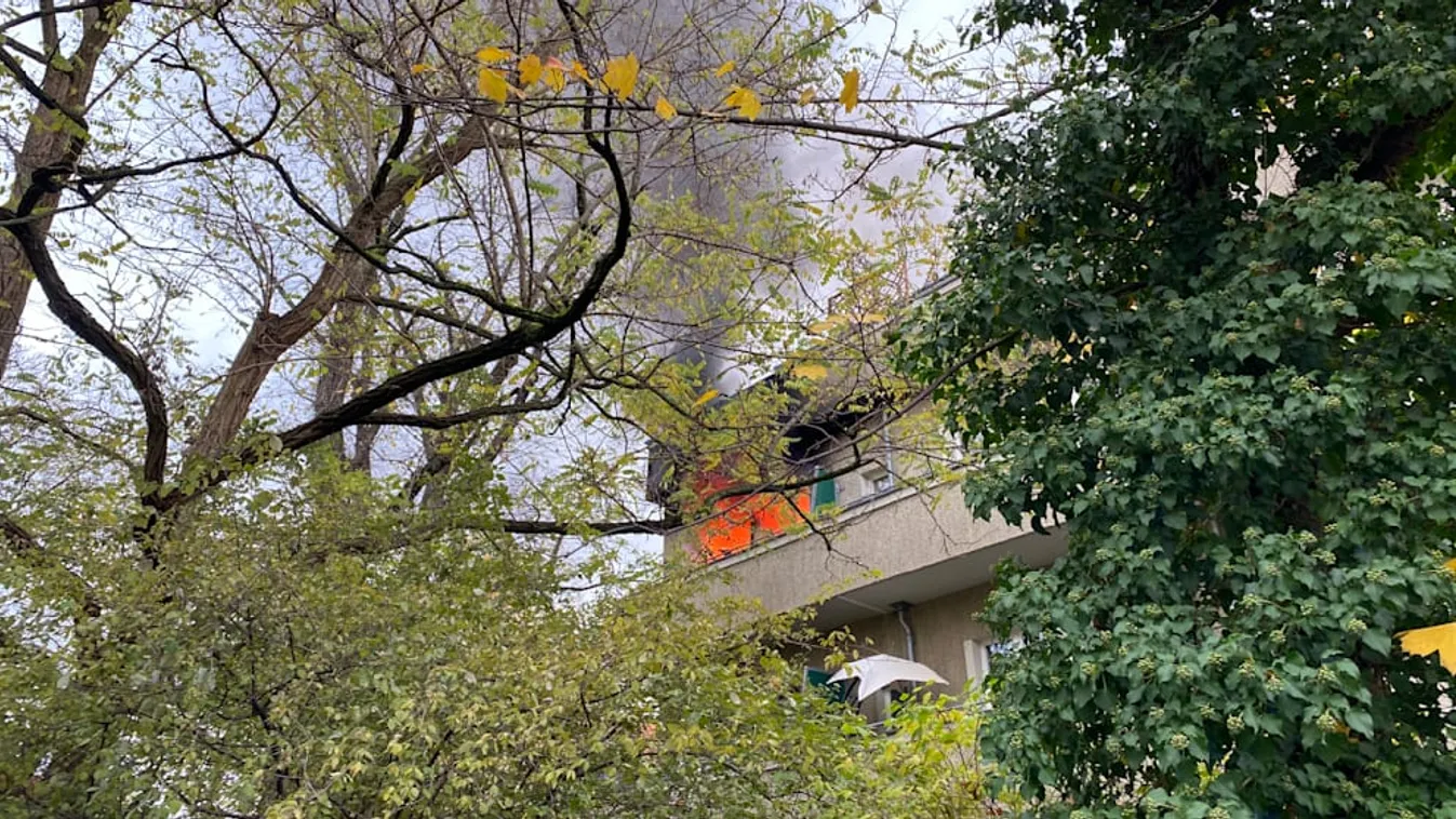 Ágyhoz bilincselve ugrott ki a harmadikról egy férfi - videó