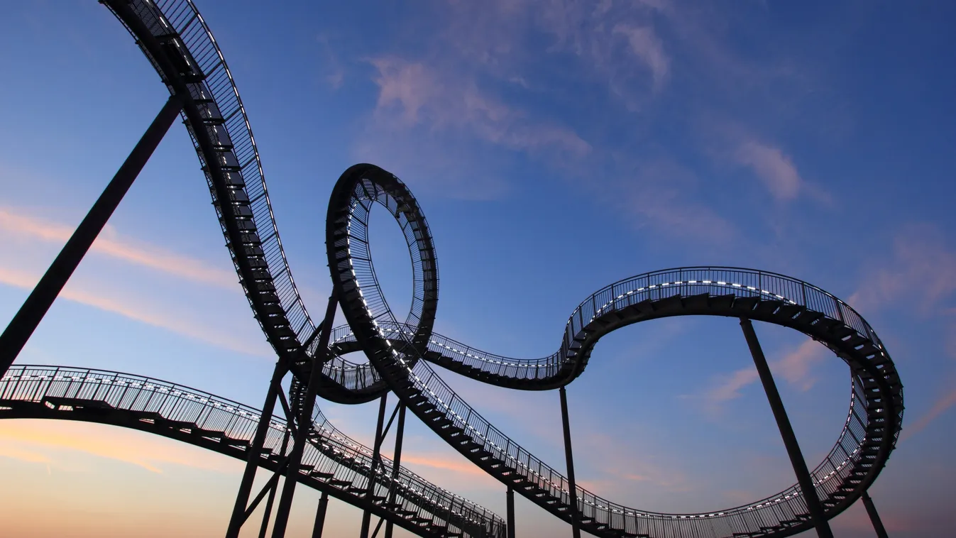 40 méter magasan, fejjel lefelé állt meg a hullámvasút