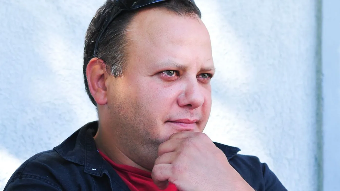 Elhervadtak a szerelem virágai Damu Roland sírján - Fotó