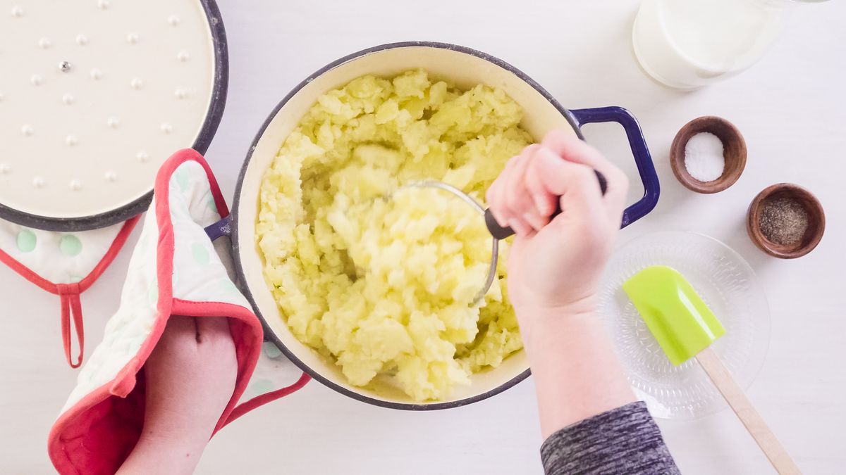 Step,By,Step.,Preparing,Classic,Mashed,Potatoes,For,Thanksgiving,Dinner.