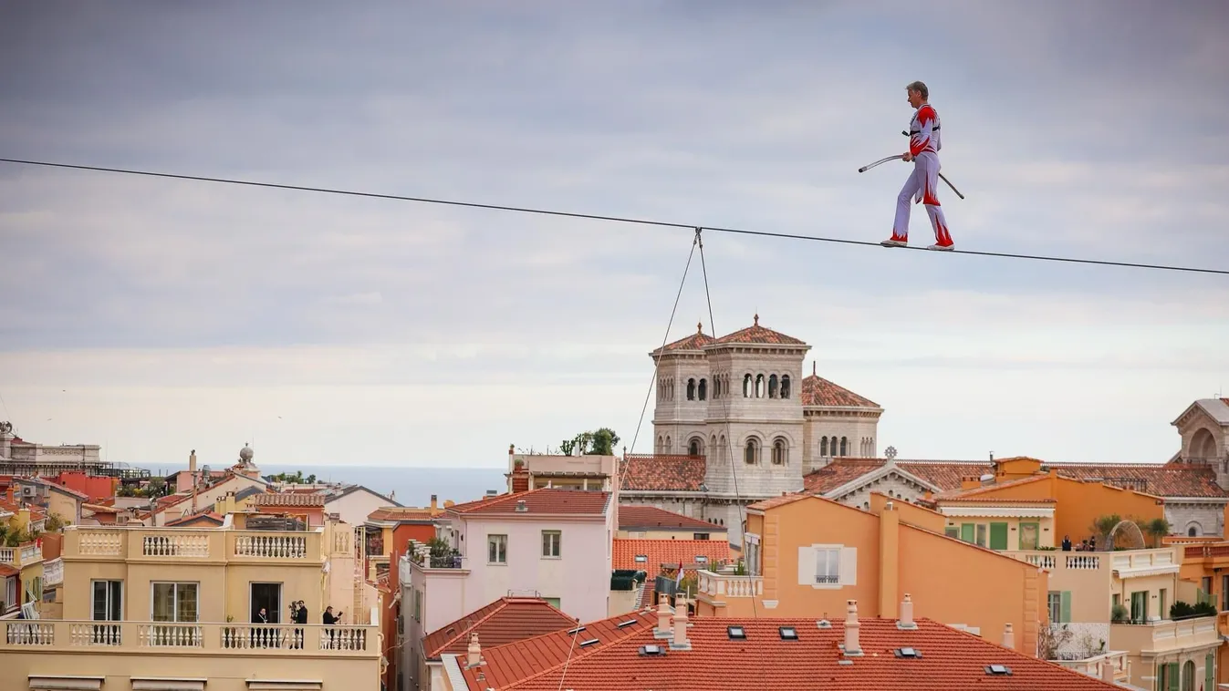 Csontig hatoló hidegben, 30 méter magasan sétált a monacói herceg felett Simet László