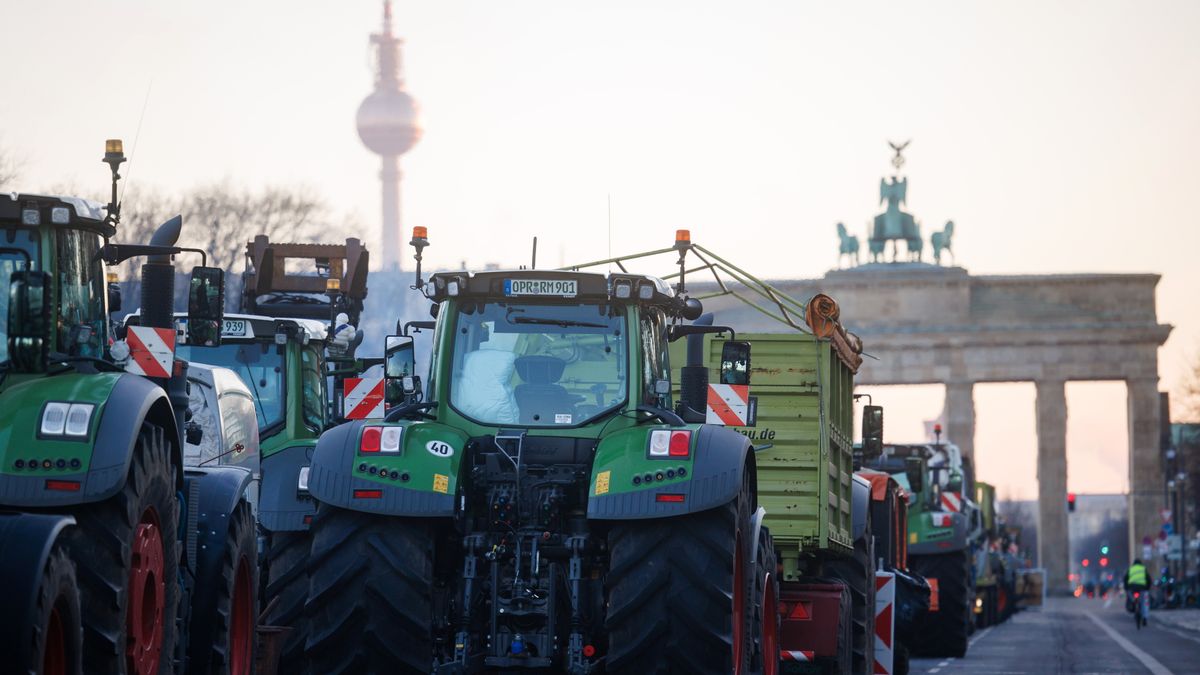 250 traktor vonult Berlinben, a vasutasok után a berlini 