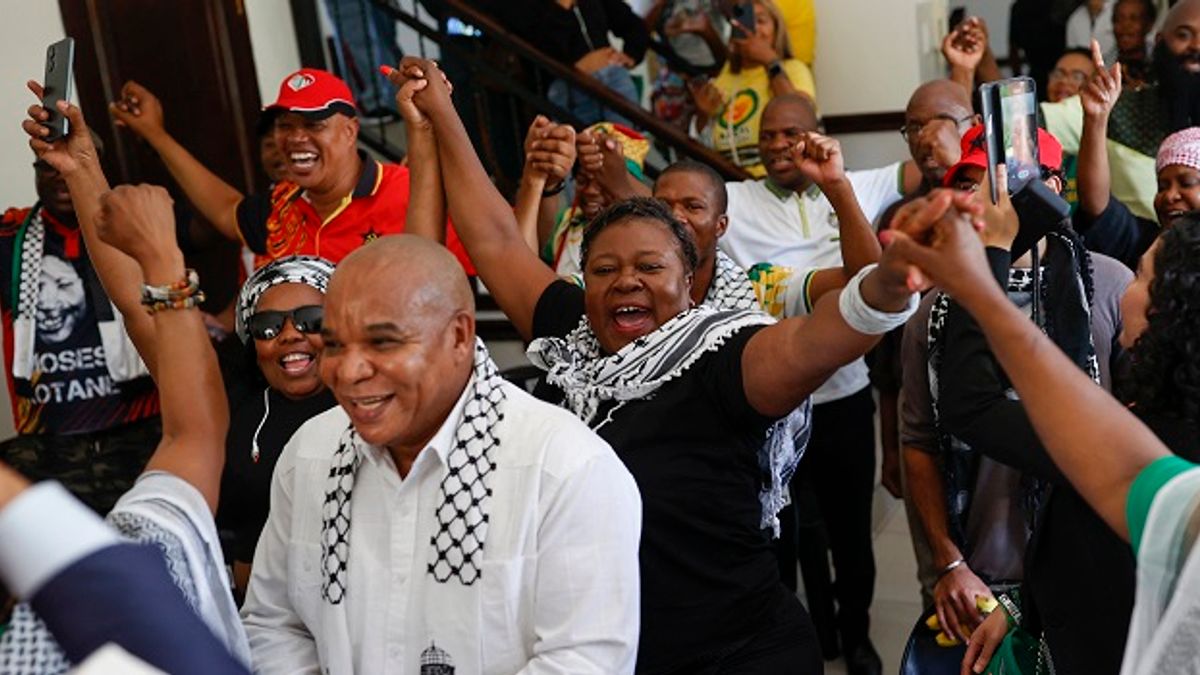 Táncolni kezdett a dél-afrikai elnök Hágában – Ripost