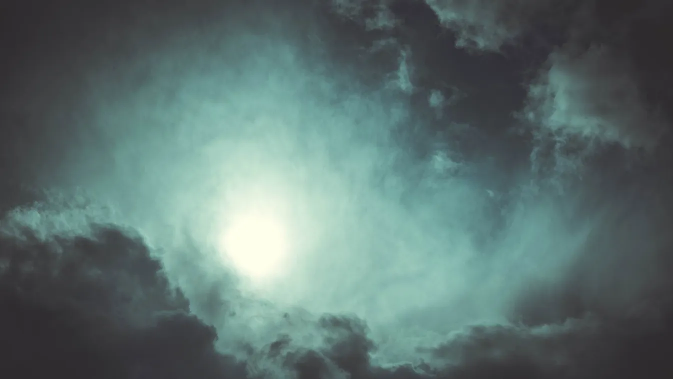 Dermesztő látvány, gigantikus hullámok a viharos Balatonon