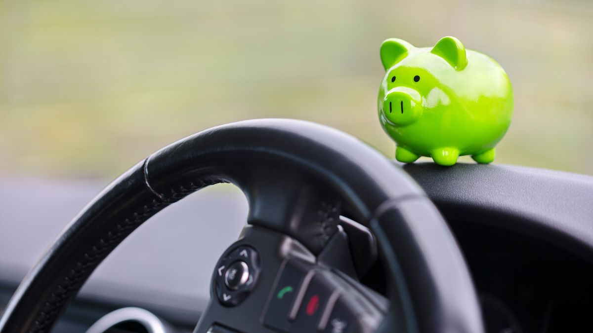 Green,Piggy,Bank,Money,Box,In,Car,Interior,,Vehicle,Purchase, kötelező