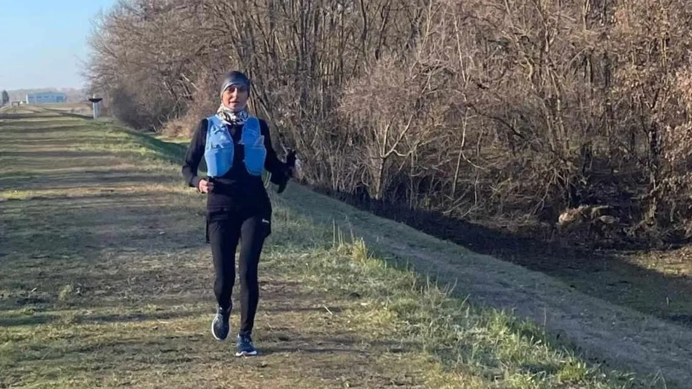 Futva segít a kicsi Hannának Timi, a pedagógus