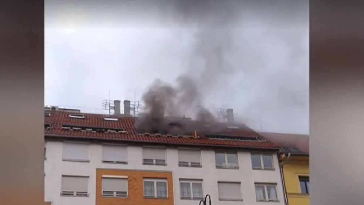 Rémülten menekültek a lakók, kigyulladt egy lakás Budapesten - Videó