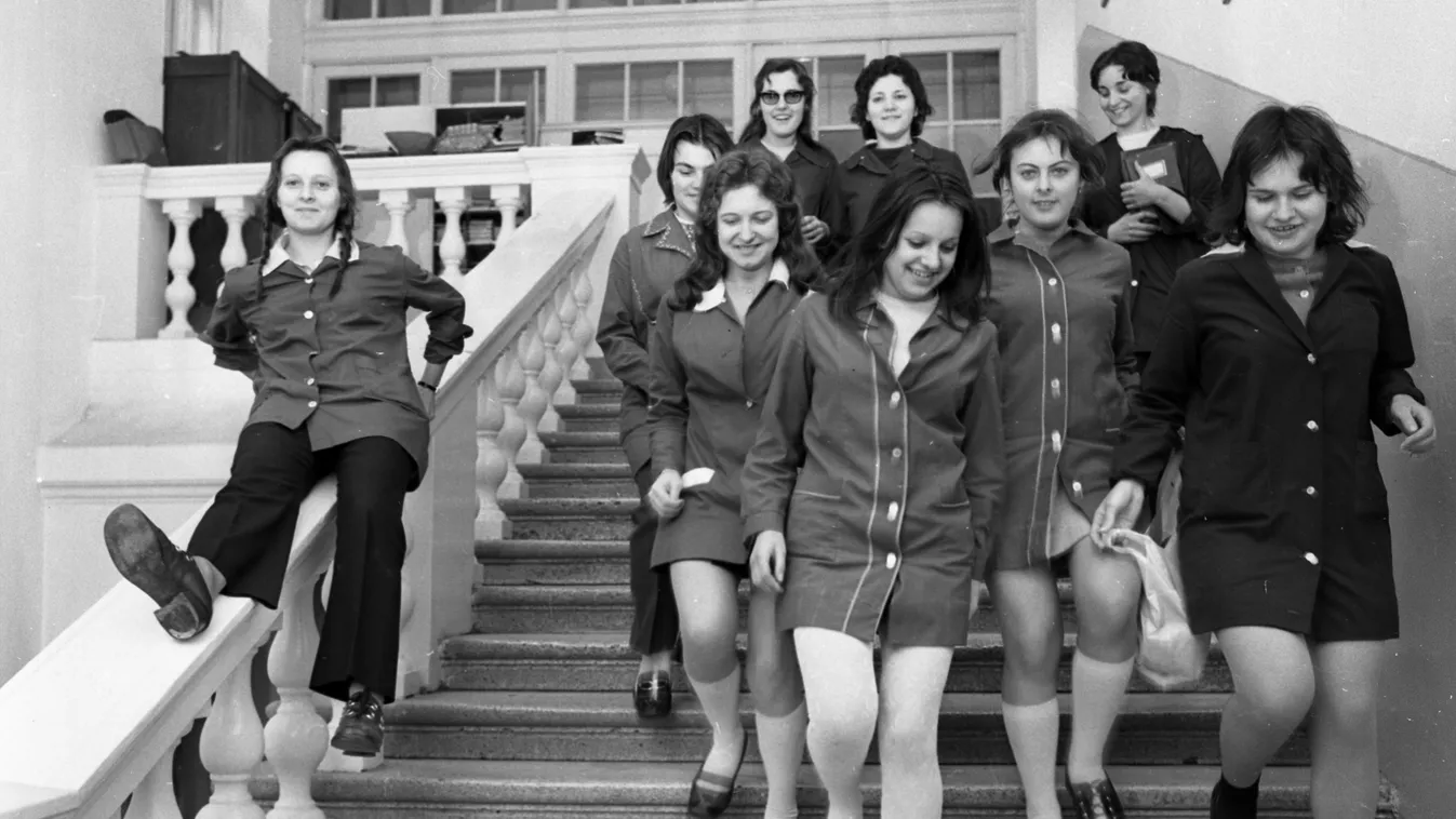 Így hordtuk egykor az iskolaköpenyt - Képgaléria