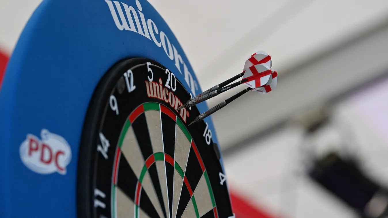 Elcsattant a szerelmes csók, őt szereti a 16 éves tinisztár