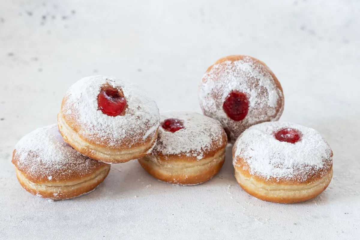 Fresh,Donuts,With,Jam,For,Hanukkah,Celebration