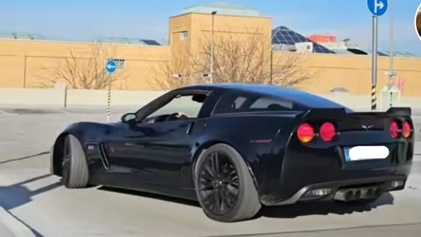 Rendszeresen mozgássérült-parkolóban áll egy luxusautó