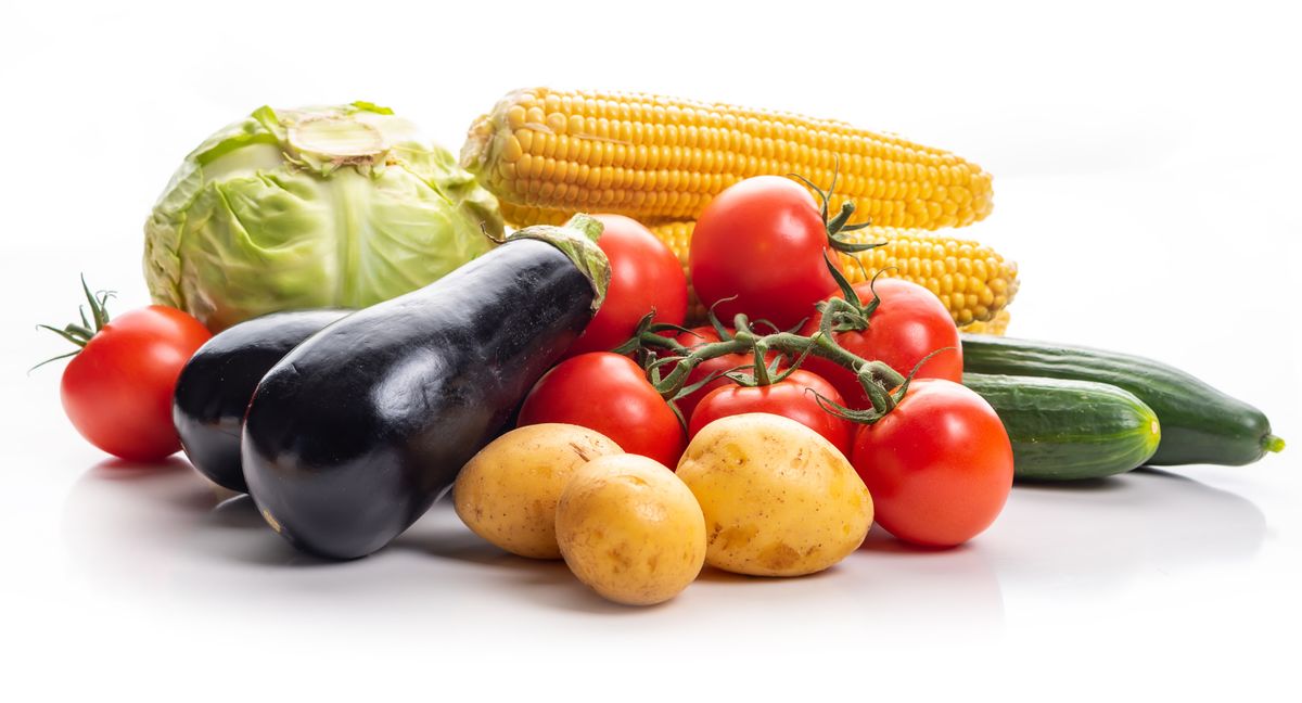Vegetables.,Tomatoes,,Potatoes,,Corn,,Cabbage,And,Eggplant,On,A,White, zöldség