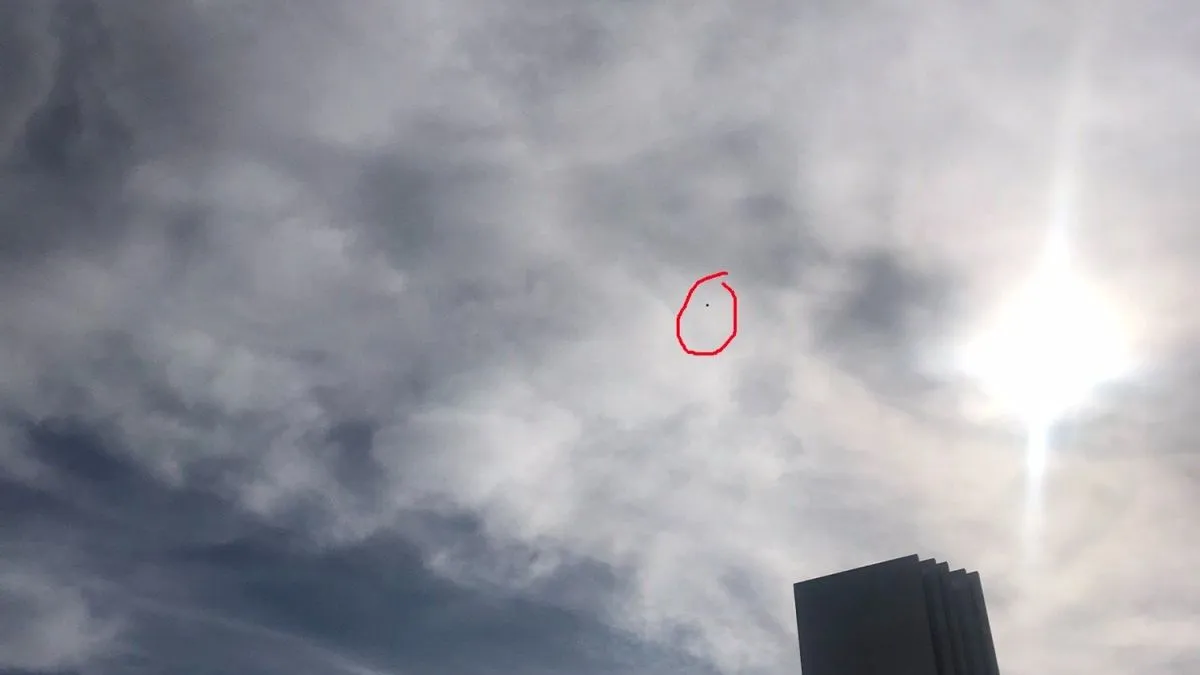 Egy szegedi nő futás után pillantott az égre, és látta meg az azonosítatlan repülő tárgyat. Szerinted mi lehet? / Fotó: Sós Dóra Gabriella 