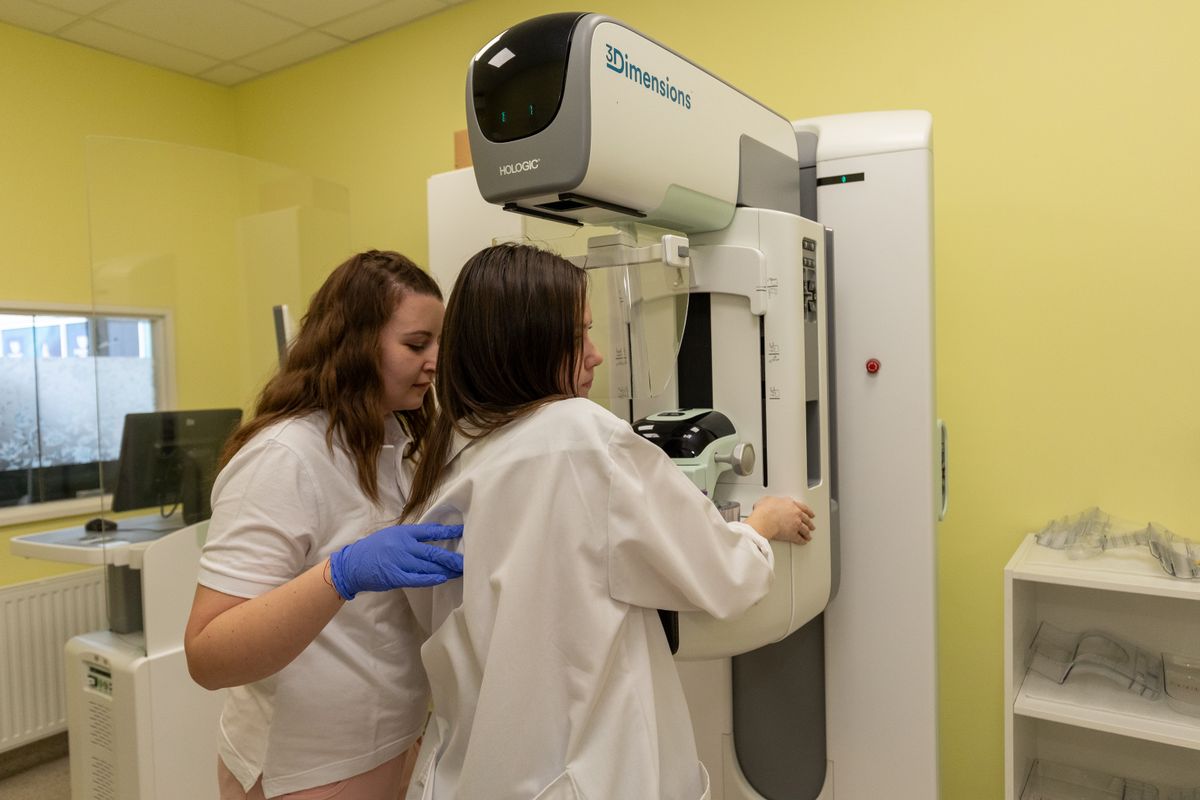 Nagy felbontású leletező monitorral és a hozzá kapcsolódó mammográfiai munkaállomással bővült a Mészáros Csoport Pro Filii Alapítványának támogatása révén a Semmelweis Egyetem Orvosi Képalkotó Klinika KORKÉP Alapítványának eszközparkja