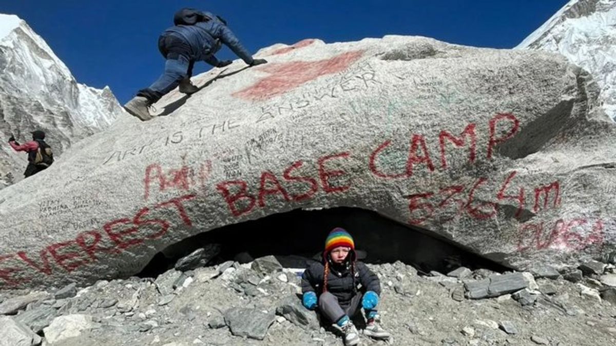 Botrány: 2 éves kisfiút vittek fel a szülei a Mount Everestre