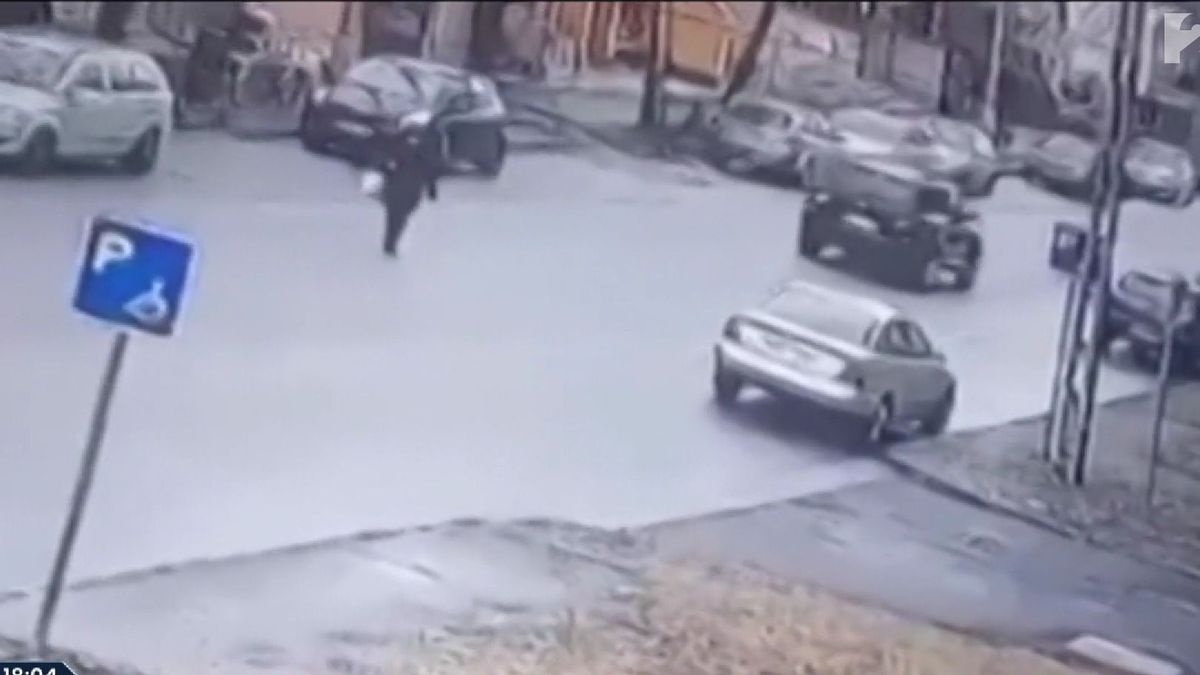 Vérfagyasztó felvétel: elütöttek egy nőt, majd a kocsi maga alá gyűrte