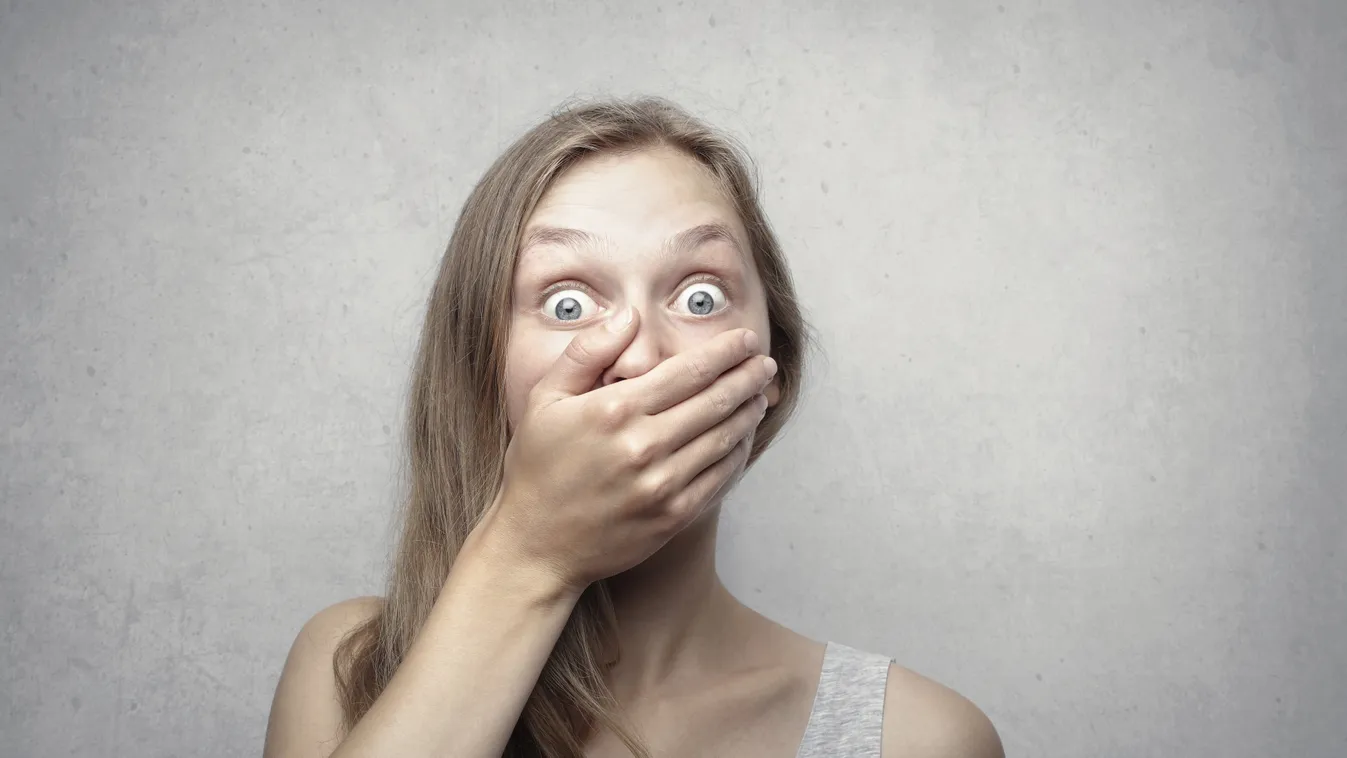 Bizarr videó: pucéran futott be egy üzletbe a férfi