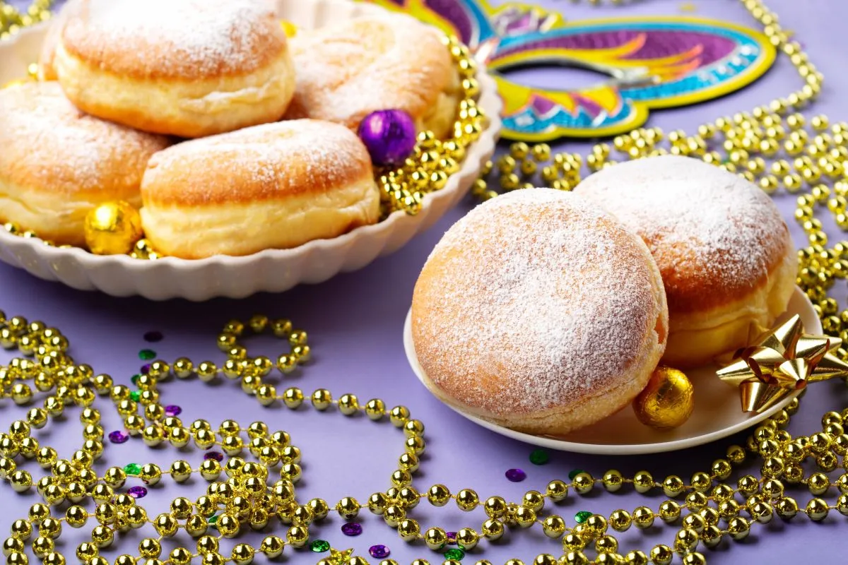 Mardi,Gras,King,Cake,Doughnuts,Or,Donuts,,Masquerade,Festival,Carnival