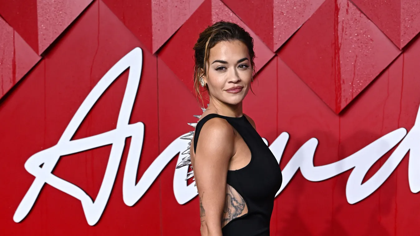 Meztelen fotó került elő a népszerű énekesnőről