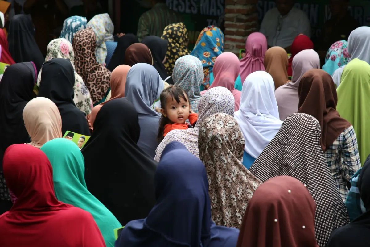 Muslim,Women,Gather,Wearing,The,Hijab,(hair,Covering),,Probolinggo,-