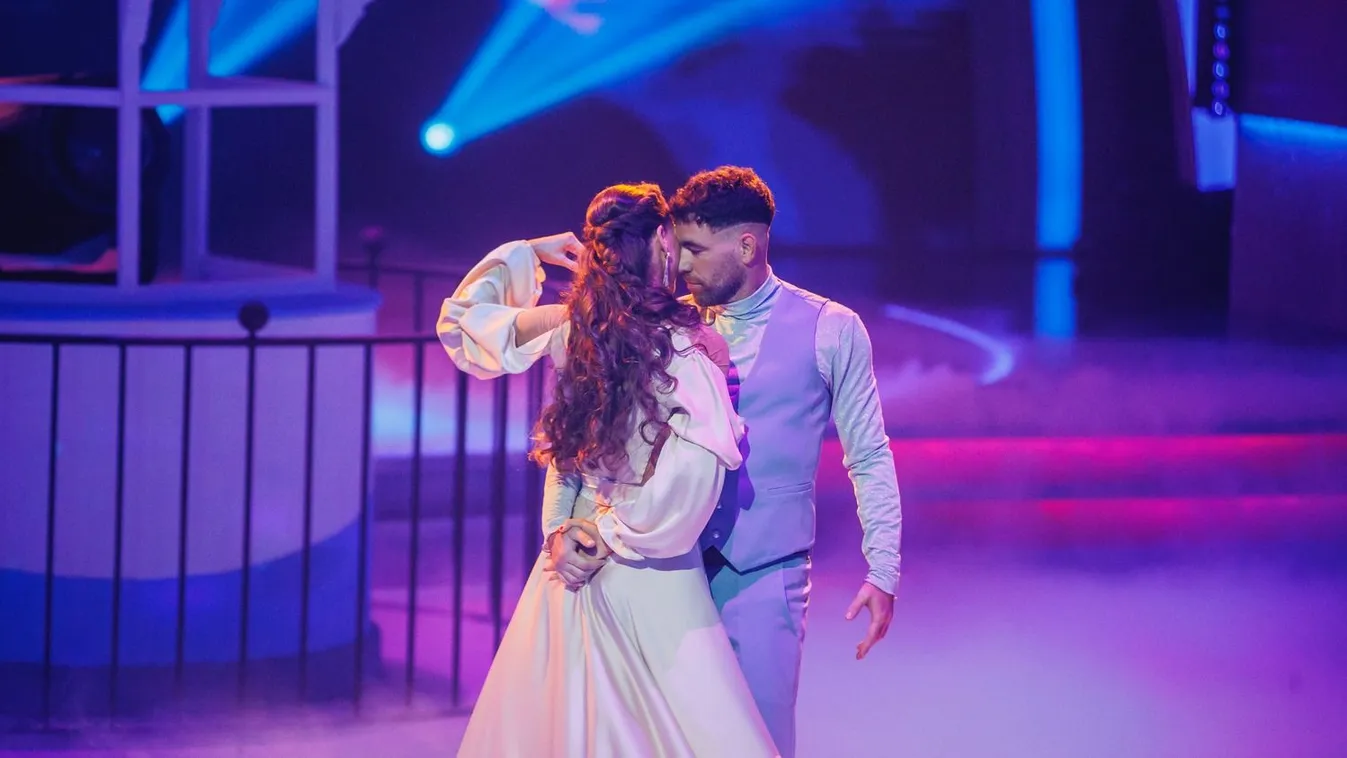 Csak gyöngyök takarják Mikes Anna testét - Fotó