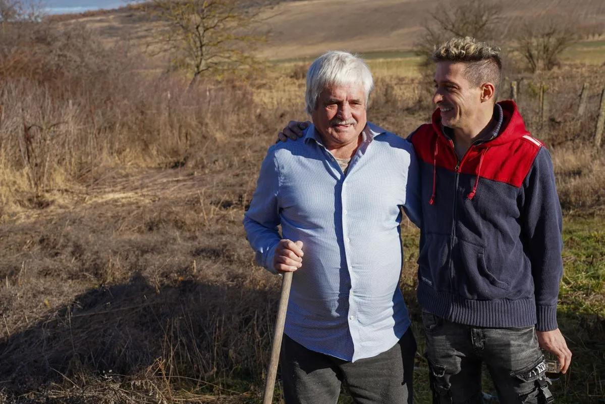 Apa és fia másfél éve élnek együtt Bujákon, Magyarországon kezdtek új életet / Fotó: Hadú Ágnes 