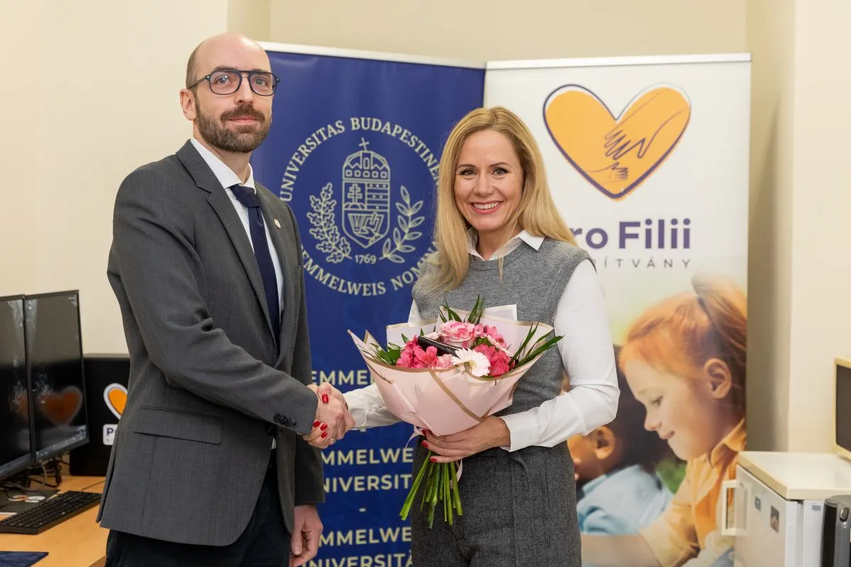 Nagy felbontású leletező monitorral és a hozzá kapcsolódó mammográfiai munkaállomással bővült a Mészáros Csoport Pro Filii Alapítványának támogatása révén a Semmelweis Egyetem Orvosi Képalkotó Klinika KORKÉP Alapítványának eszközparkja