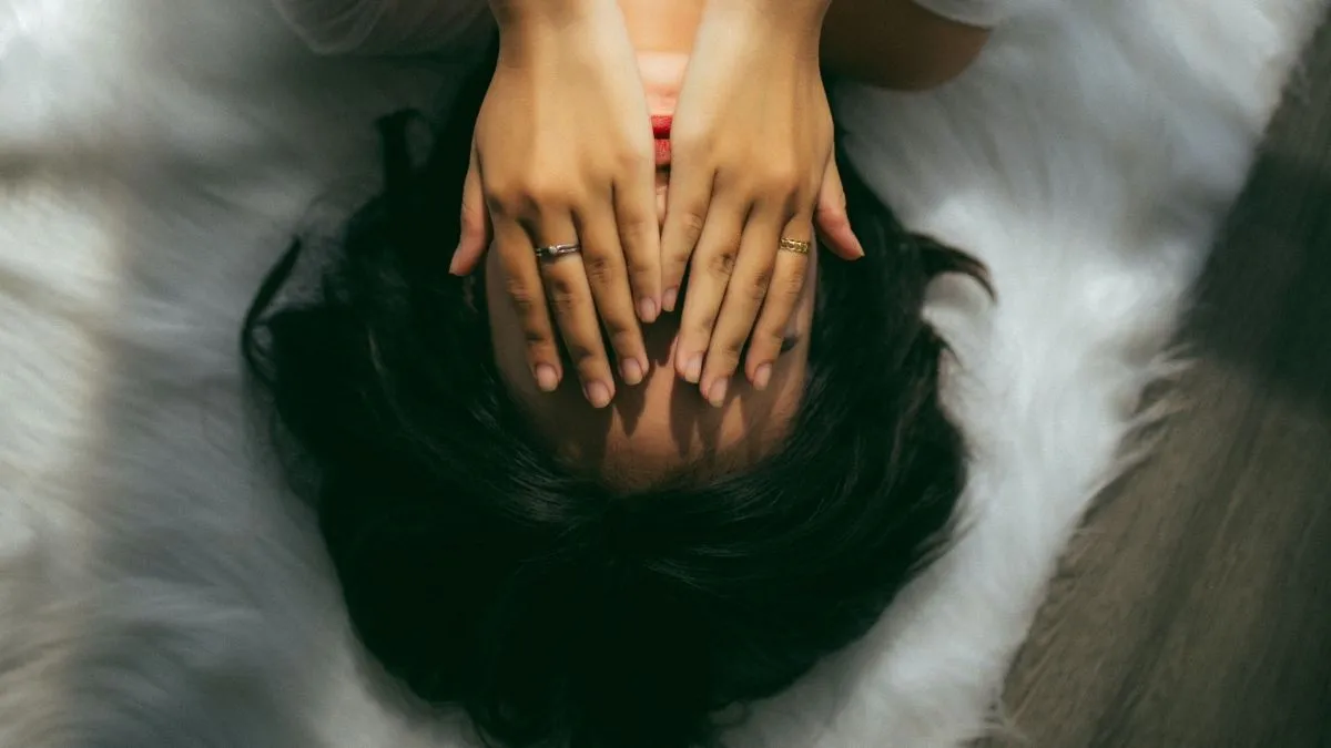 sír, síró nő, fájdalom, szomorúság