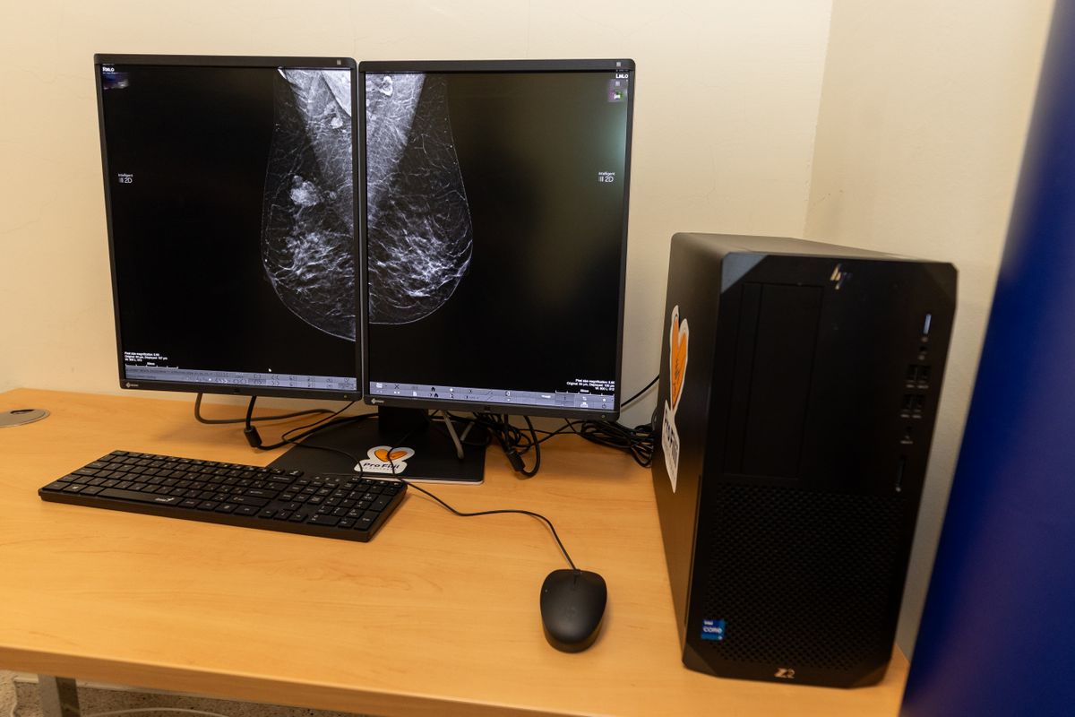 Nagy felbontású leletező monitorral és a hozzá kapcsolódó mammográfiai munkaállomással bővült a Mészáros Csoport Pro Filii Alapítványának támogatása révén a Semmelweis Egyetem Orvosi Képalkotó Klinika KORKÉP Alapítványának eszközparkja