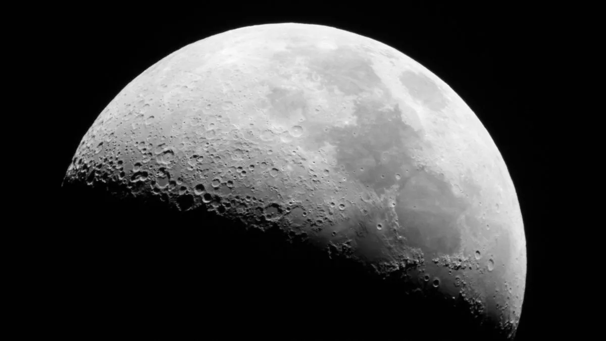 A hold, közepén a temintárorával