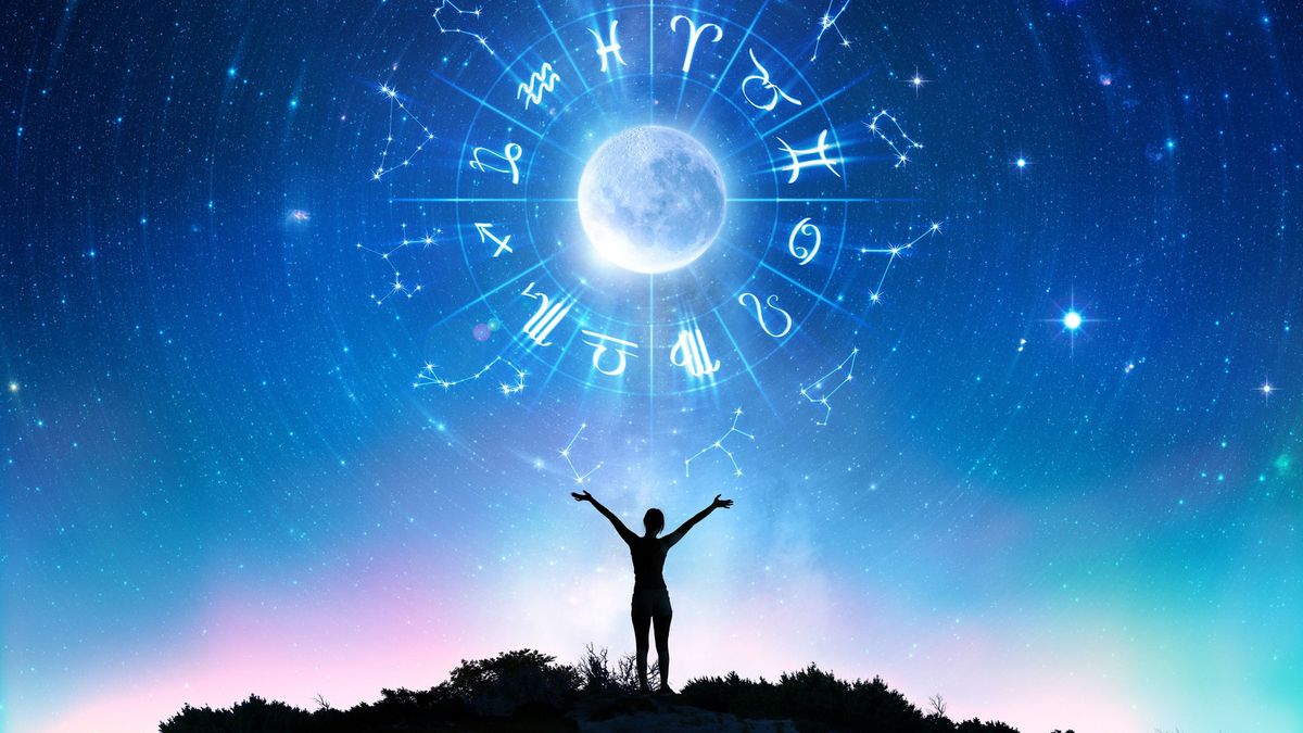 Woman,Consulting,The,Stars,-,Zodiac,Signs,In,The,Sky