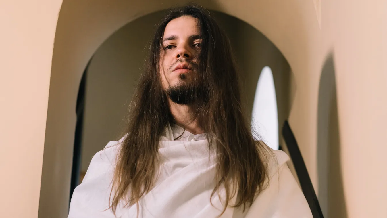 4 évig növesztette a haját, hogy barátnőjének legyen sajátja