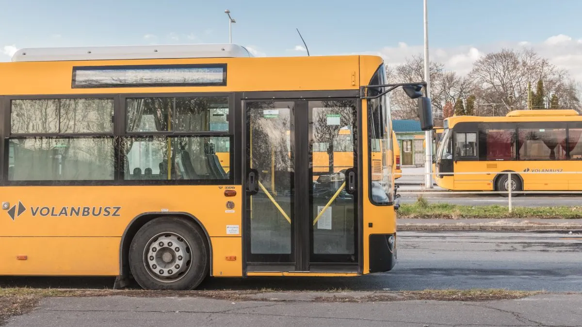 Lezárja az első ajtókat a Volán.