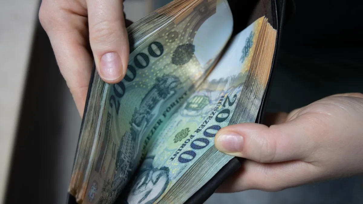 Stack,Of,Hungarian,Banknotes,Money,(forints).,Europe,Hungary