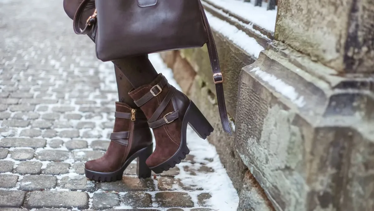 Stylish,Young,Fashionable,Woman,With,Dark,Brown,Leather,Bag,And